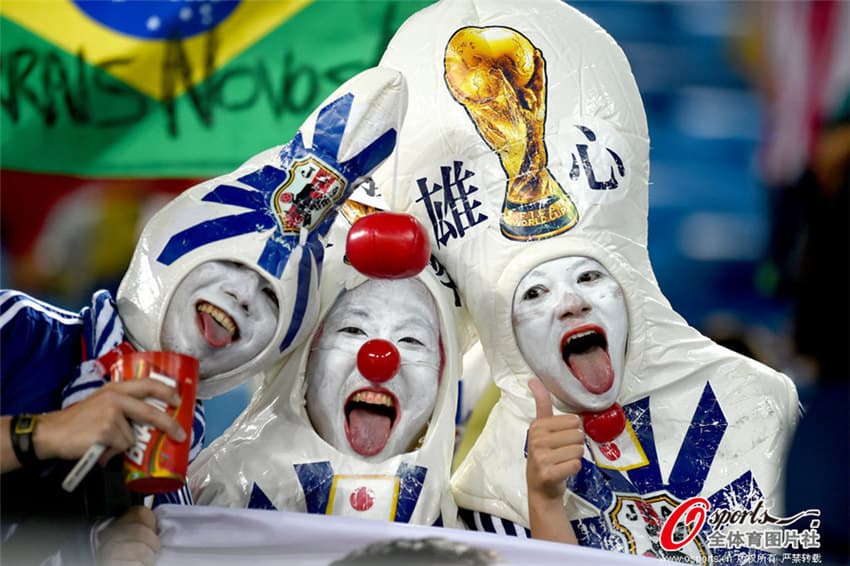 W杯トロフィー柄と「雄」「心」のピン隊3人、ブラジル国旗を背景に（2014ブラジルW杯 日本vsギリシャ）