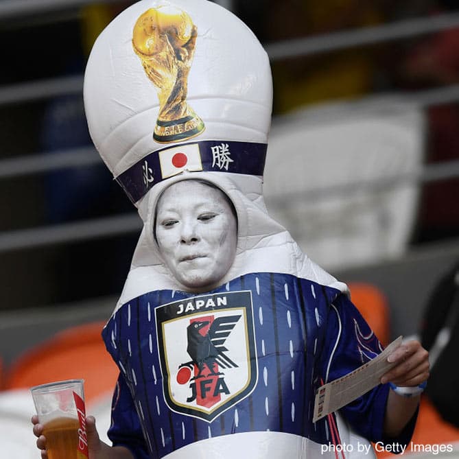 インパクト抜群のコスチュームで登場した男性ファン (対コロンビア戦・サランスク、ビール片手にプログラム読書)