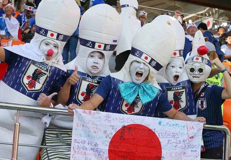 JAPANエンブレム入り必勝鉢巻の5人のピン隊が日の丸プラカードを掲げて応援（2018年6月30日 毎日新聞）