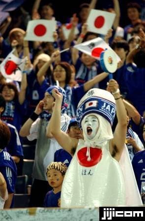 時事通信『W杯激闘の歴史 写真特集』─ 日本-ロシア戦のスタンド(横浜)